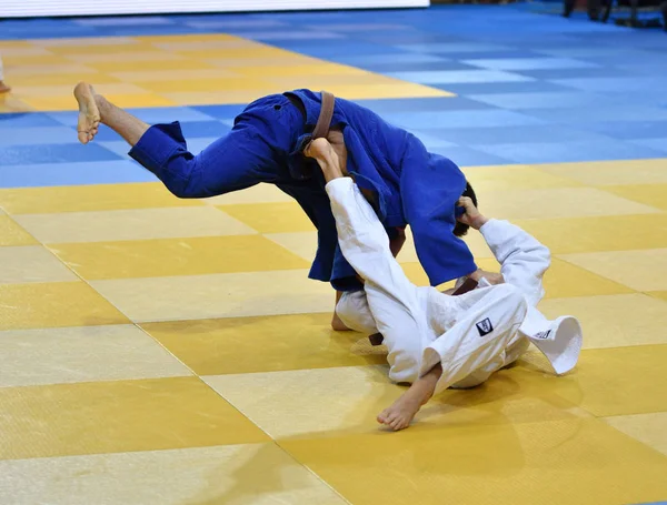 Orenburg, Federacja Rosyjska - 21 października 2016: chłopcy konkurować w Judo — Zdjęcie stockowe