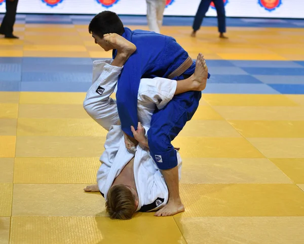 Orenburg, Rusia - 21 de octubre de 2016: Los niños compiten en Judo —  Fotos de Stock