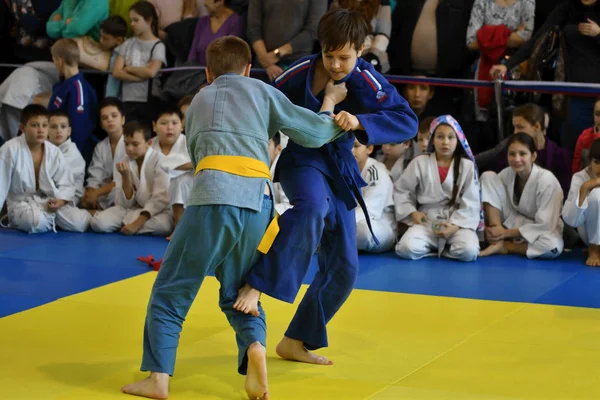 Orenburg, Rosja - 05 listopad 2016: chłopcy konkurować w Judo — Zdjęcie stockowe