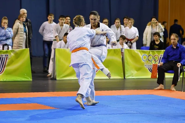 Orenburg, Russia - Marzo 5, 2017 anno: Le ragazze competono nel karate — Foto Stock