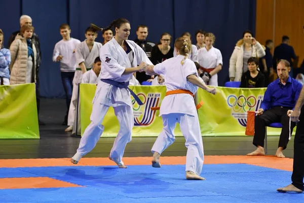 Orenburg, Rusya Federasyonu - 5 Şubat 2017 yıl: kız rekabet içinde karate — Stok fotoğraf