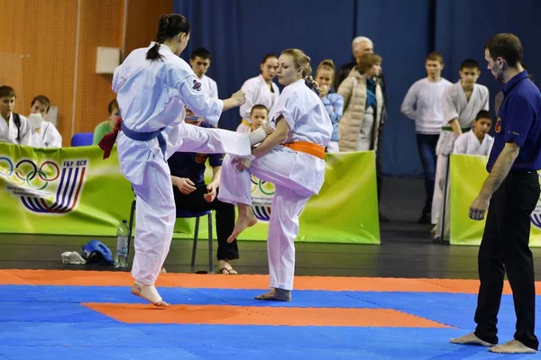 Orenburg, Rusia - 5 de marzo de 2017 año: Las niñas compiten en karate —  Fotos de Stock