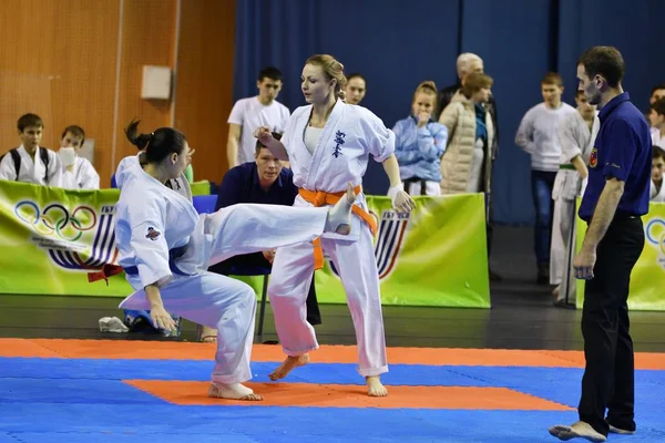 Orenburg, Rusia - 5 de marzo de 2017 año: Las niñas compiten en karate —  Fotos de Stock