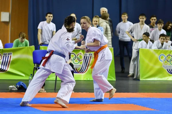 Orenburg, Rusko - 5 března 2017 rok: dívky soutěžit v karate — Stock fotografie