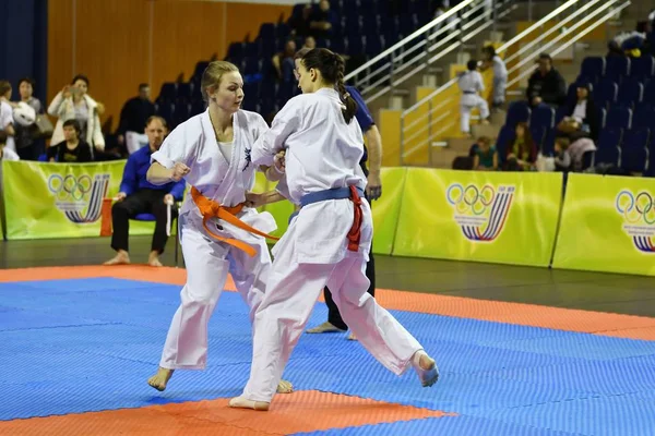 Orenburg, Rusia - 5 de marzo de 2017 año: Las niñas compiten en karate —  Fotos de Stock