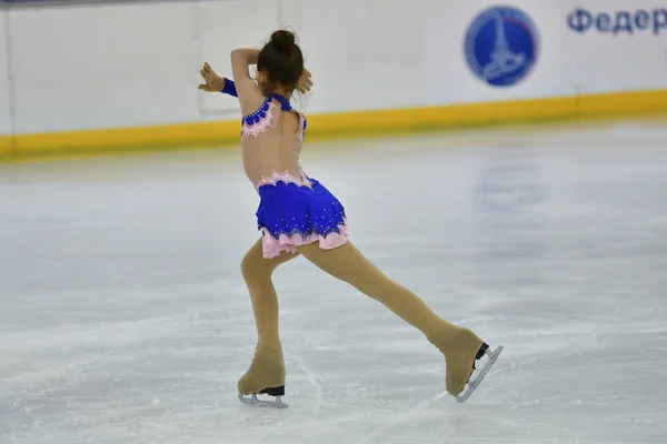Orenburg, Rusia - 20 de febrero de 2017 año: Las niñas compiten en patinaje artístico — Foto de Stock
