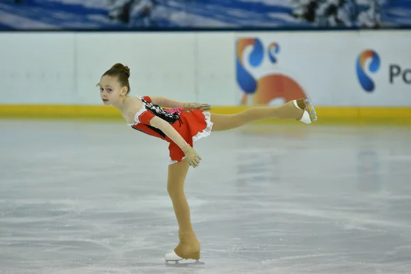 奥伦堡，俄罗斯-2017 年 2 月 20 日年︰ 参加花样滑冰的女孩 — 图库照片