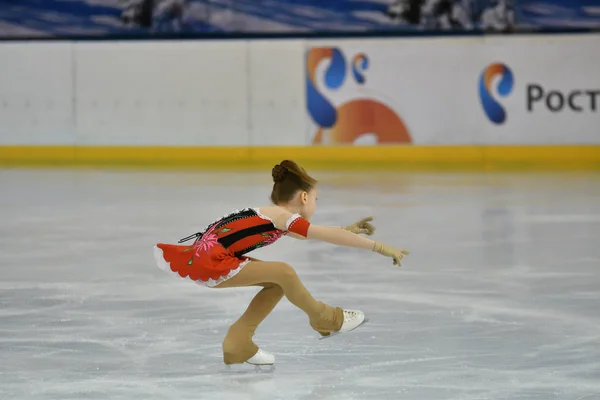 Orenburg, Rússia - 20 de fevereiro de 2017 ano: As meninas competem na patinação artística — Fotografia de Stock