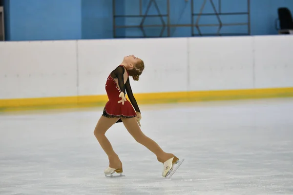Orenburg, Rusia - 20 de febrero de 2017 año: Las niñas compiten en patinaje artístico —  Fotos de Stock
