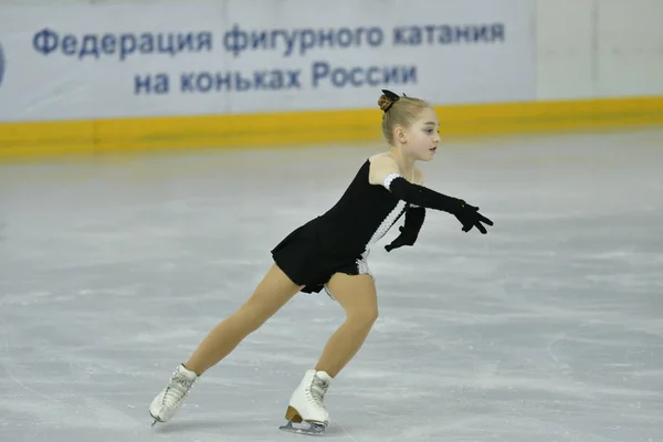 Orenburg, Venäjä - 20 helmikuu 2017 vuosi: Tytöt kilpailevat taitoluistelu — kuvapankkivalokuva