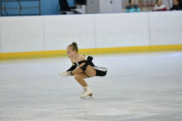 Orenburg, Rusko - 20 února 2017 rok: dívky soutěžit v krasobruslení — Stock fotografie