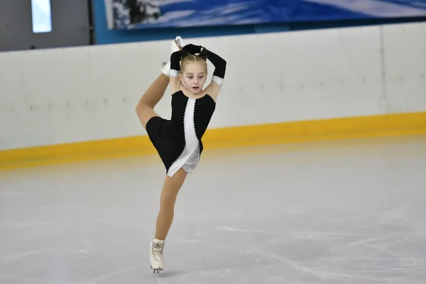 奥伦堡，俄罗斯-2017 年 2 月 20 日年︰ 参加花样滑冰的女孩 — 图库照片