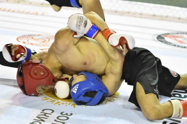 Orenburg, Rusia - 18 de febrero de 2017 año: Los combatientes compiten en artes marciales mixtas —  Fotos de Stock