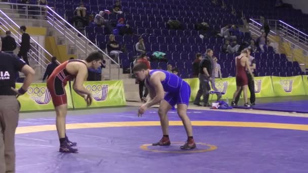 Orenburg, Rússia Março 16, 2017 ano: Meninos competem no freestyle wrestling — Vídeo de Stock