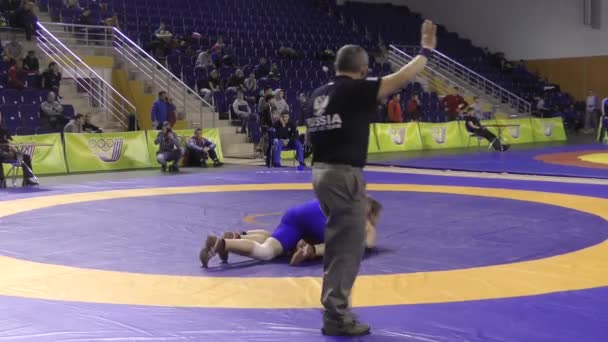 Orenburg, Rússia Março 16, 2017 ano: Meninos competem no freestyle wrestling — Vídeo de Stock