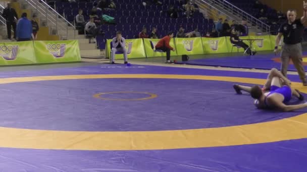 Orenburg, Rússia Março 16, 2017 ano: Meninos competem no freestyle wrestling — Vídeo de Stock