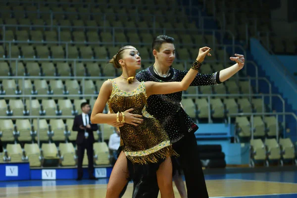 Orenburg, Rússia - 12 de novembro de 2016: Menina e menino dançando . — Fotografia de Stock