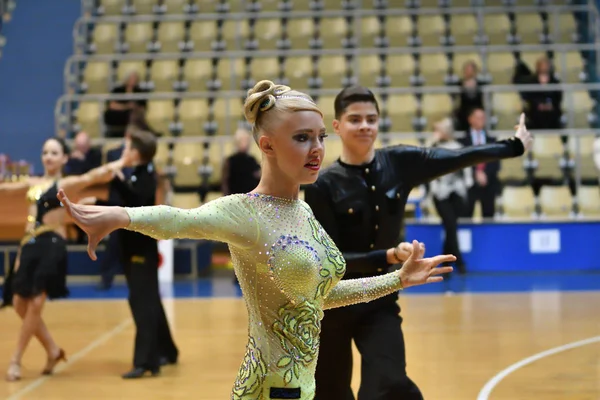 Orenburg, Federacja Rosyjska - 12 listopada 2016: dziewczyna i chłopak, taniec. — Zdjęcie stockowe