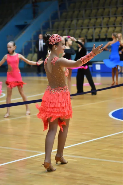 Όρεμπουργκ, Ρωσία - 12 Νοέμβριος 2016: κορίτσι και αγόρι χορό. — Φωτογραφία Αρχείου
