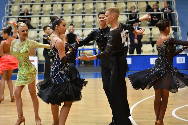 Orenburg, Rússia - 12 de novembro de 2016: Menina e menino dançando . — Fotografia de Stock