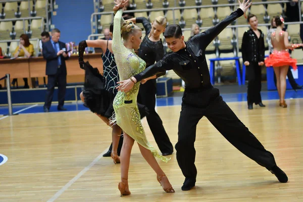 Orenburg, Rússia - 12 de novembro de 2016: Menina e menino dançando . — Fotografia de Stock