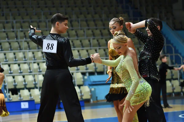 Orenburg, Rússia - 12 de novembro de 2016: Menina e menino dançando . — Fotografia de Stock