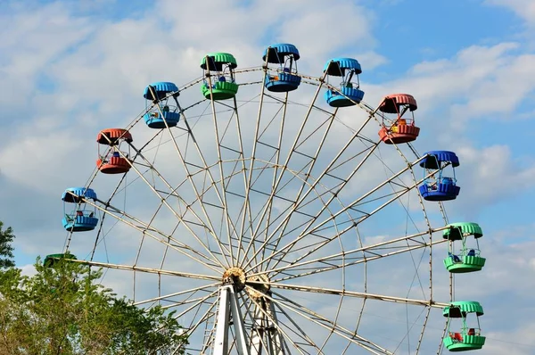 Ferris wheel in the summer Park — Stock Photo, Image