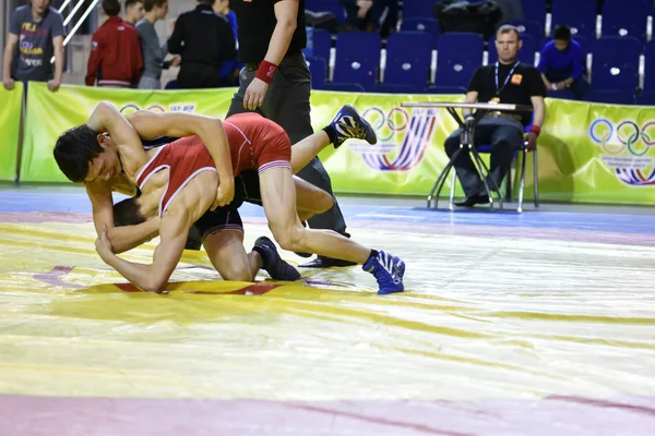 Orenburg, Rusia 16 de marzo de 2017 año: Los niños compiten en la lucha libre — Foto de Stock