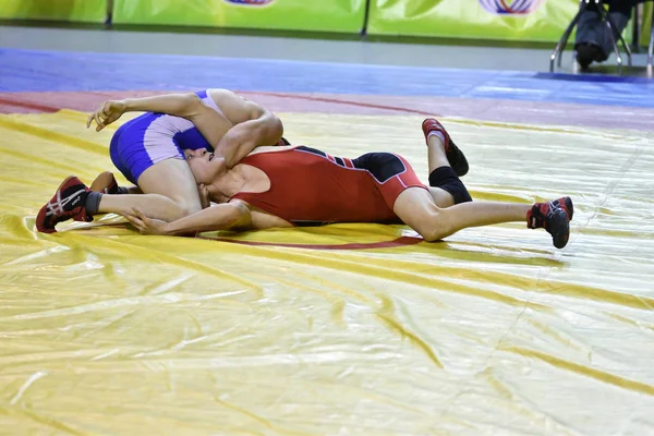 Orenburg, Rosja 16 marca 2017 roku: chłopcy konkurować w freestyle wrestlingu — Zdjęcie stockowe