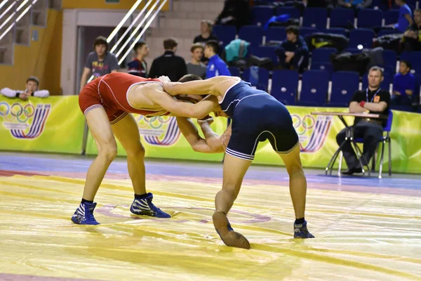 Orenburg, Rusia 16 de marzo de 2017 año: Los niños compiten en la lucha libre —  Fotos de Stock