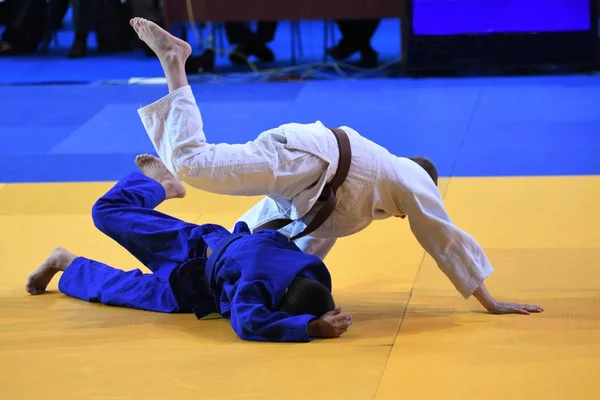 Les garçons concourent au Judo — Photo