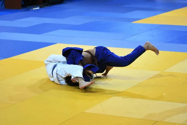 Chłopcy rywalizują w Judo — Zdjęcie stockowe