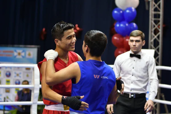 Orenburg, Russia - January 21, 2017 year : Boys boxers compete — Stock Photo, Image