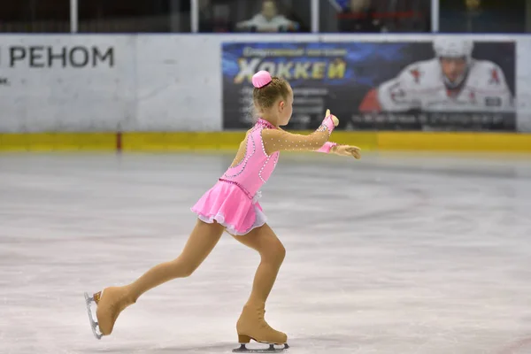 Orenburg, Rússia - 25 de março de 2017 ano: As meninas competem na patinação artística — Fotografia de Stock