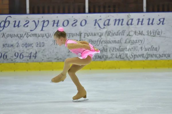 Orenburg, Rusya Federasyonu - 25 Şubat 2017 yıl: kız rekabet Artistik Patinaj — Stok fotoğraf