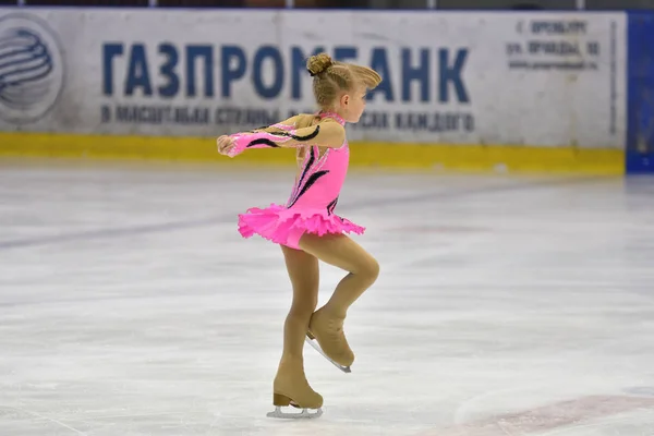 Orenburg, Rússia - 25 de março de 2017 ano: As meninas competem na patinação artística — Fotografia de Stock