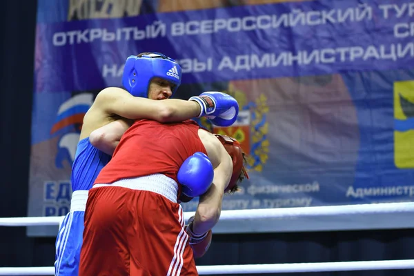 Orenburg, Rusia - 21 de enero de 2017 año: Chicos boxeadores compiten — Foto de Stock