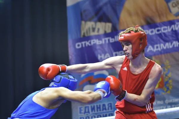 Orenburg, Rusia - 21 de enero de 2017 año: Chicos boxeadores compiten —  Fotos de Stock