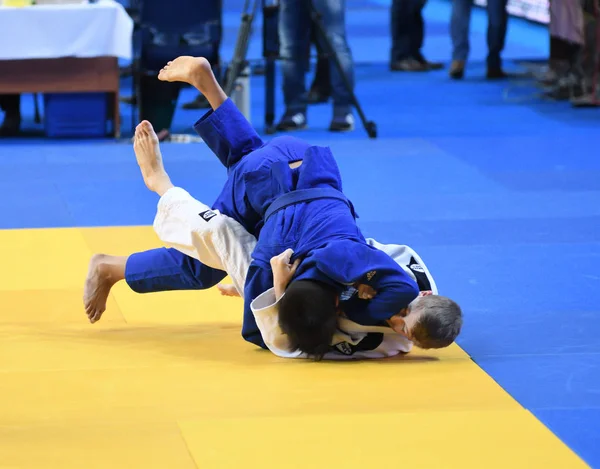 Orenburg, Rusia - 21 de octubre de 2016: Los niños compiten en Judo —  Fotos de Stock