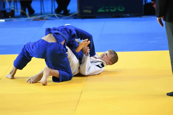 Orenburg, Russie - 21 octobre 2016 : Des garçons concourent au judo — Photo