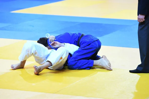 Orenburg, Oroszország - 2016. október 21.: fiúk versenyeznek Judo — Stock Fotó