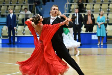 Orenburg, Rusya - 11 Aralık 2016: Kız ve erkek dans