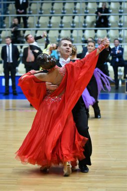 Orenburg, Rusya - 11 Aralık 2016: Kız ve erkek dans