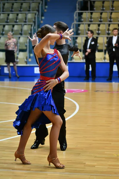 Orenburg, Rusland - 11 December 2016: Meisje en jongen dansen — Stockfoto