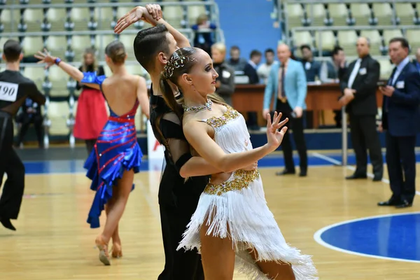 Orenburg, Rusland - 11 December 2016: Meisje en jongen dansen — Stockfoto