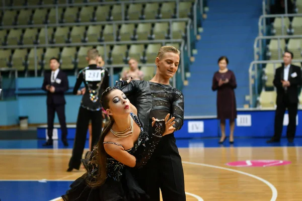 Orenburg, Federacja Rosyjska - 11 grudnia 2016 roku: Dziewczyna i chłopak, taniec — Zdjęcie stockowe