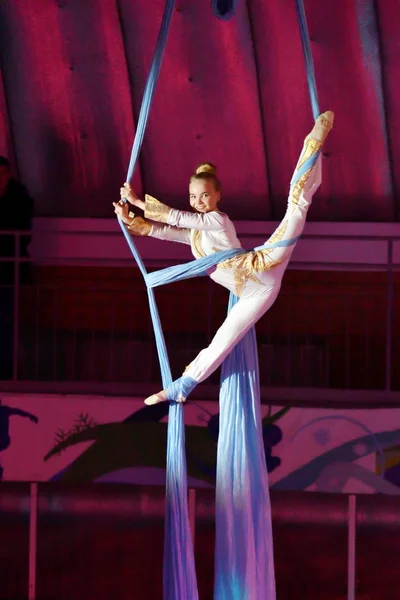 Orenburg, Rusko-5. dubna 2017 roku: dívčí letecká gymnastka — Stock fotografie