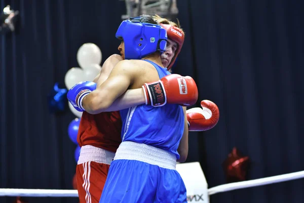 Orenburg, Russia - January 21, 2017 year : Boys boxers compete — Stock Photo, Image