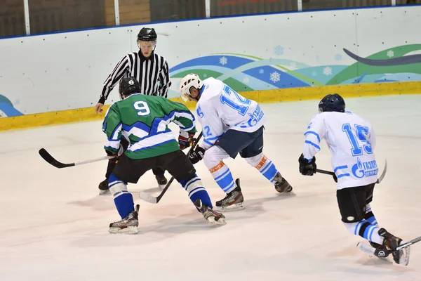 Orenburg, Russia - 5 aprile 2017 anno: gli uomini giocano a hockey — Foto Stock