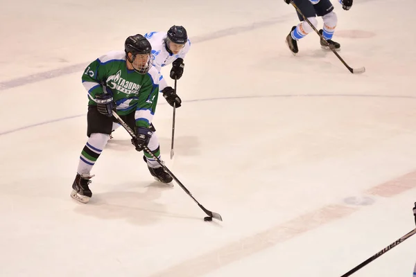 Orenburg, Rusia - 5 de abril de 2017 año: los hombres juegan al hockey —  Fotos de Stock